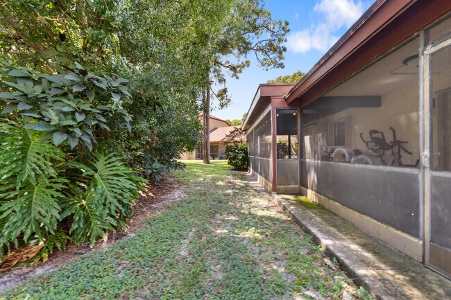 Building Photo - 908 Lakeview Cir