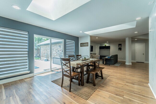 Informat Dinning - 10014 Bridgegate Cir
