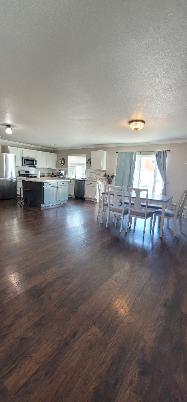 Building Photo - 9565 Castle Oaks Dr