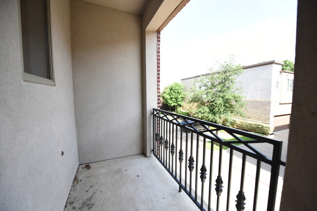 Building Photo - Beautiful 3-Story Lakewood Townhome!