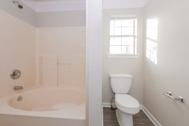 Building Photo - 521 Lakecourt Dr