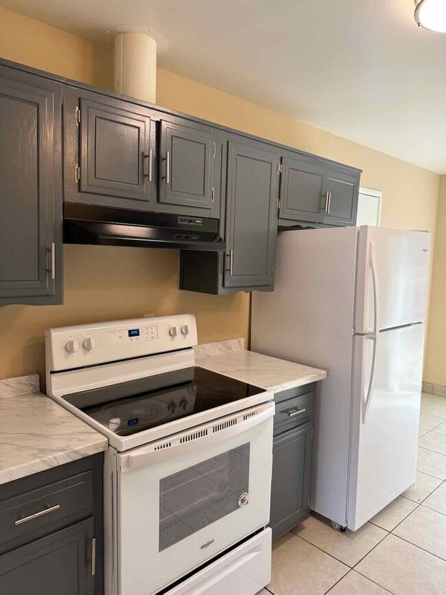 Building Photo - Updated 2 Bed/1 Bath 900 Sq.ft Duplex with...