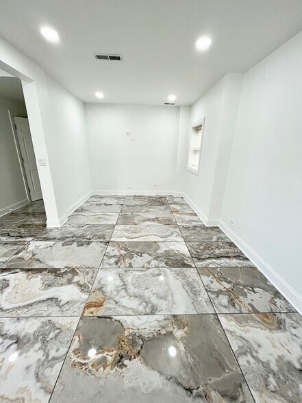 Building Photo - 6712 N Clark St