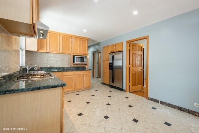 Building Photo - 1835 W Berteau Ave