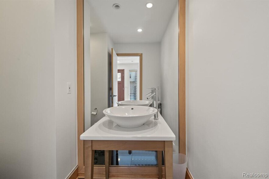 Building Photo - 2380 Walnut Lake Rd