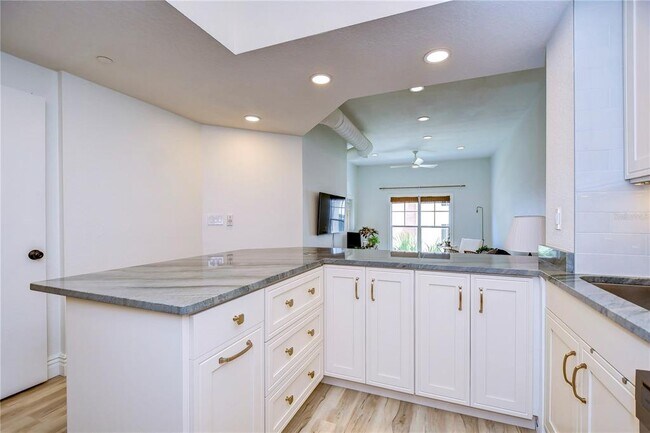 Building Photo - 2410 W Azeele St