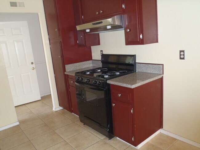 Building Photo - 3 Bed House w/Garage, Additional Family Room
