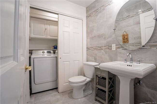 Building Photo - 204 Old Country Rd