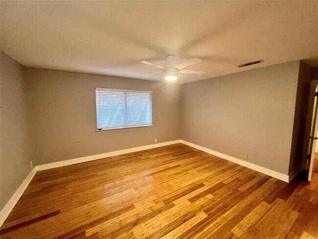 Building Photo - 3006 Lakeside Dr