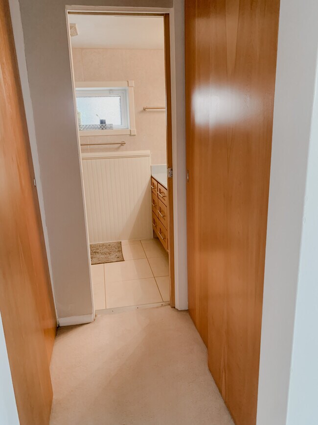 Building Photo - 1050 N Corona St