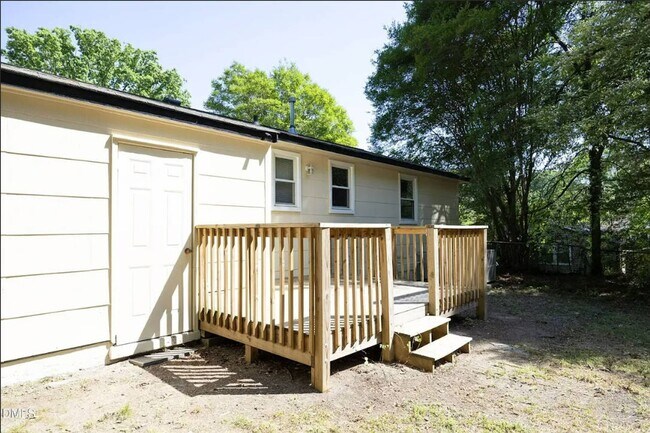 Building Photo - Charming Renovated Ranch – Turn-Key Ready in a Prime Raleigh Location