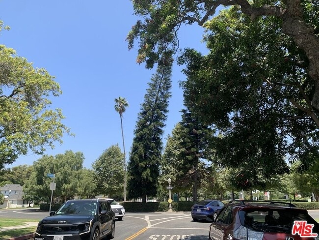 Building Photo - 355 N Maple St