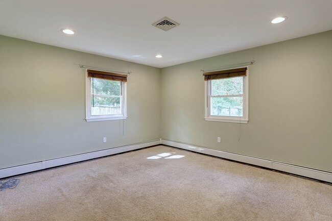 Building Photo - 4 Bedroom 2 Bath Hanover Home w- 2-Car Gar...