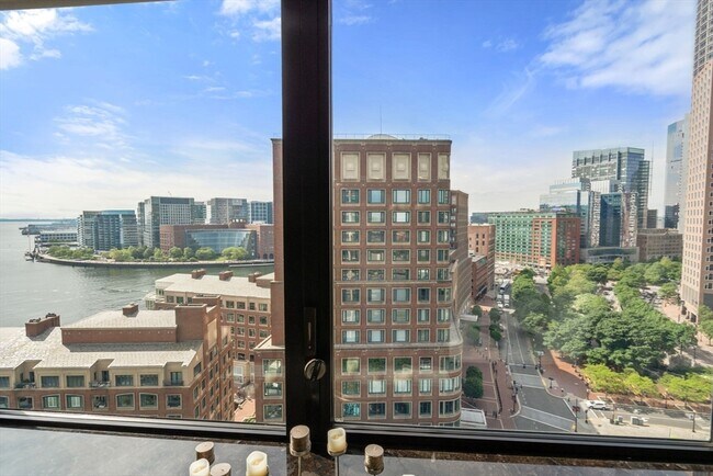 Building Photo - 65 E India Row