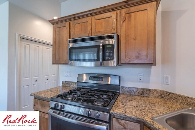Building Photo - 3 Bedroom & 2.5 Bathroom & Dog Friendly!