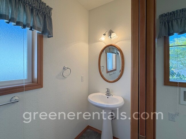 Building Photo - Spacious & Bright 3BD/3BA Home for Rent in...