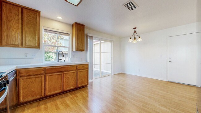 Building Photo - Beautiful 3 Bedroom 2.5 Bath Single Family...