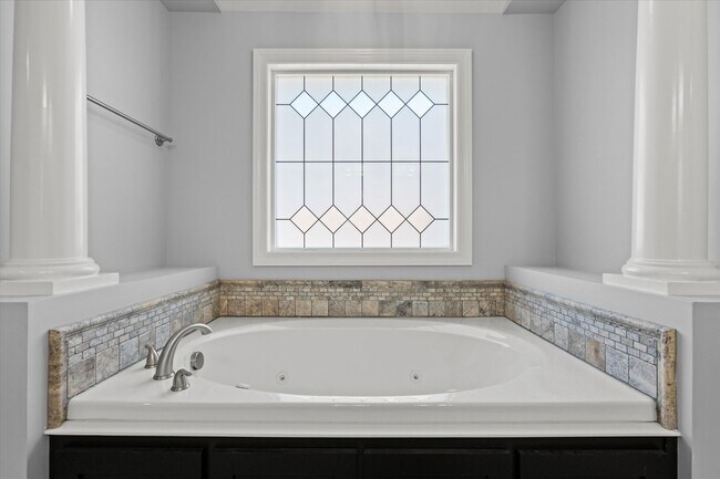 Building Photo - Immaculate 4 Bedroom Home Between Athens a...