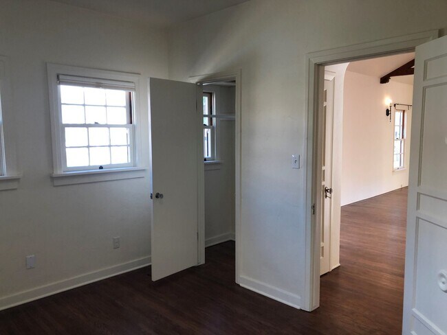Building Photo - 204 1/2 Quincy Ave