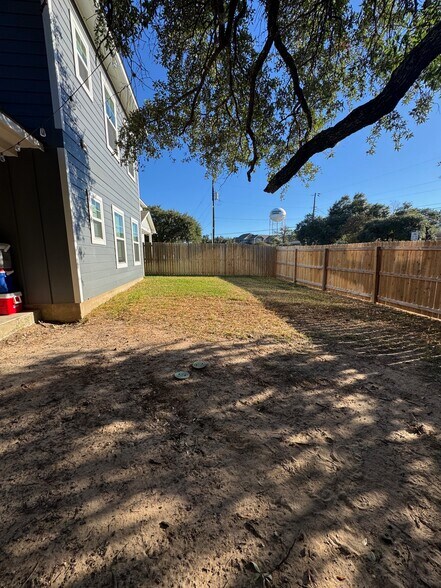 Building Photo - 410 Moran St