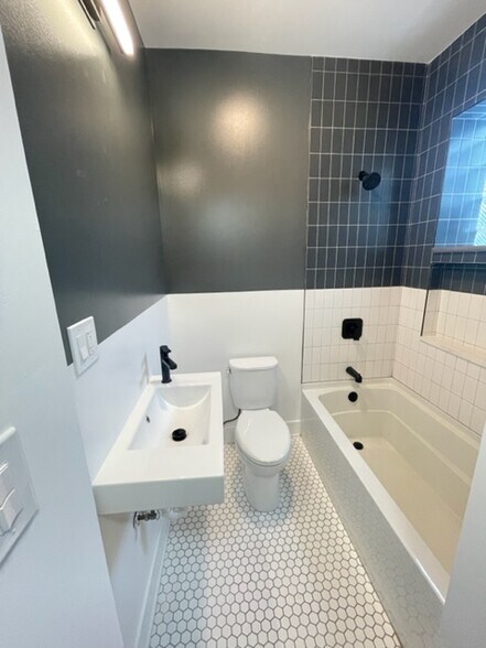 Building Photo - 2159 W Huron St