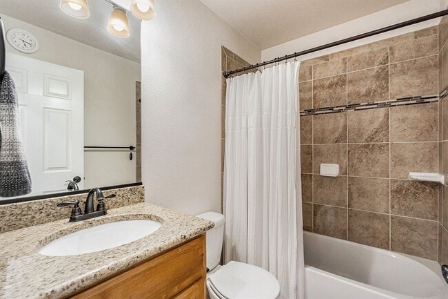 Building Photo - Gorgeous 6 Bedroom/3.5 Bathroom Home!