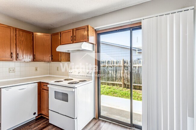 Building Photo - 3 Bedroom 2 bath duplex - Derby