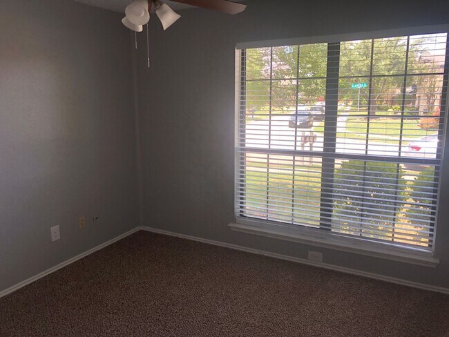 Building Photo - Amazing Location in Carrollton!!