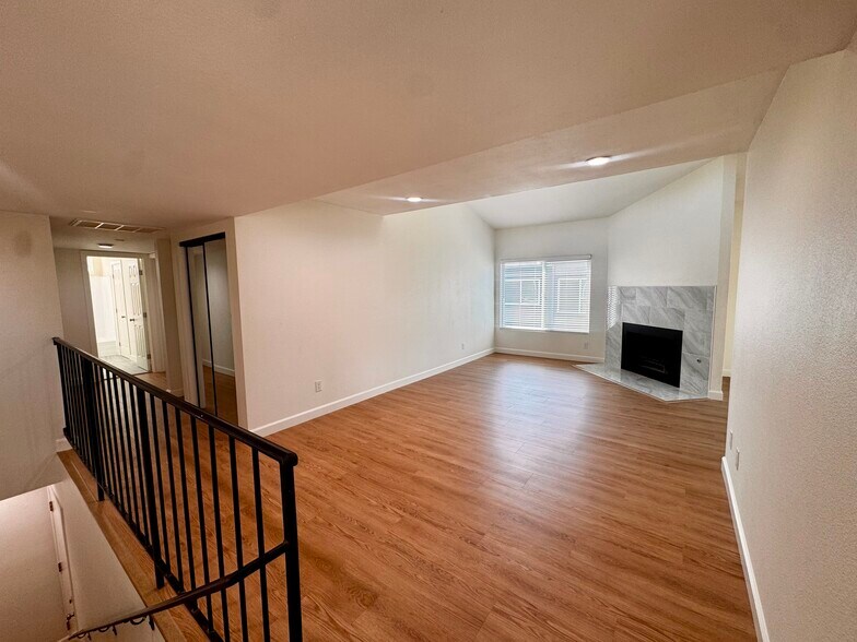 Building Photo - 1102 Cleghorn Dr