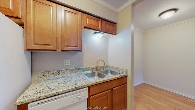 Building Photo - 904 University Oaks Blvd