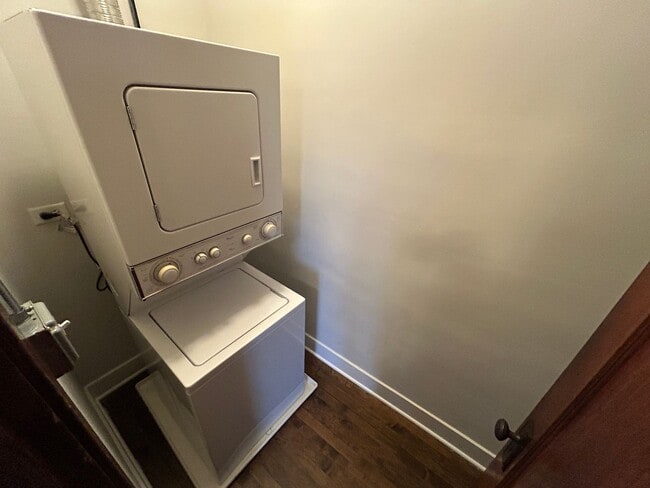 Building Photo - 2157 N Avers Ave