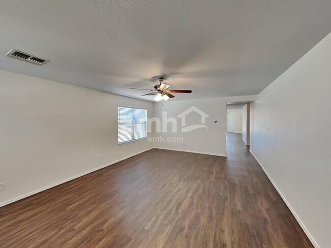 Building Photo - 286 E Mountain Alder St