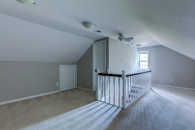 Building Photo - Gorgeous End Unit 2 Bedroom 2 Bath Near Sh...