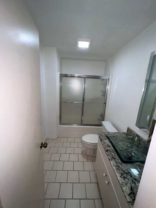 Building Photo - Townhome
