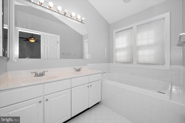 Building Photo - 4576 Fair Valley Dr