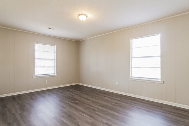 Building Photo - 77 Oakwood St