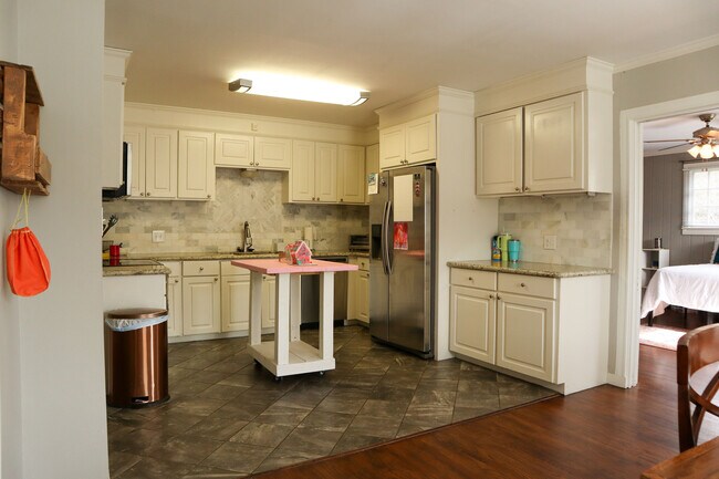 Building Photo - 123 Lloyd St