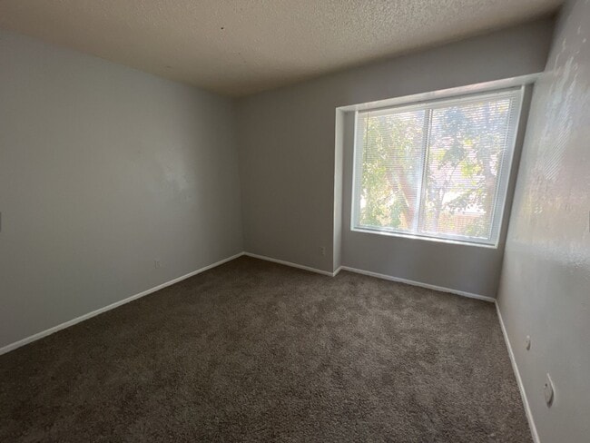 Building Photo - 2 Bedroom 1 Bathroom Apartment in Aurora