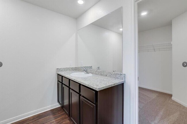 Building Photo - 301 Crescent Park Dr