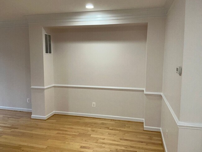 Building Photo - Beautiful 4BR 4.5BA 4 level townhome with 2 car attached garage located in the Fallsgrove Community