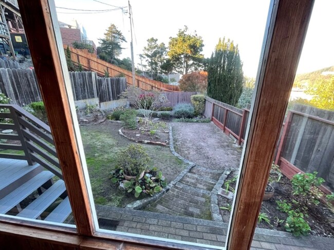 Building Photo - Coming Soon! Rare mid-century light filled...