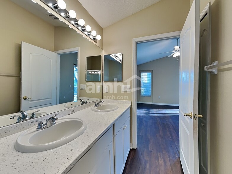 Building Photo - 12723 Lake Vista Dr