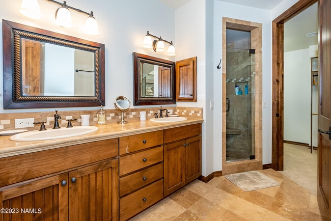 Building Photo - 1507 E Castle Hills Dr