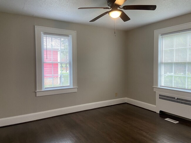 Building Photo - 2 Bedroom, 1 Bathroom House in Burlington!