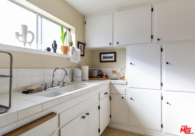 Building Photo - 2431 Walgrove Ave