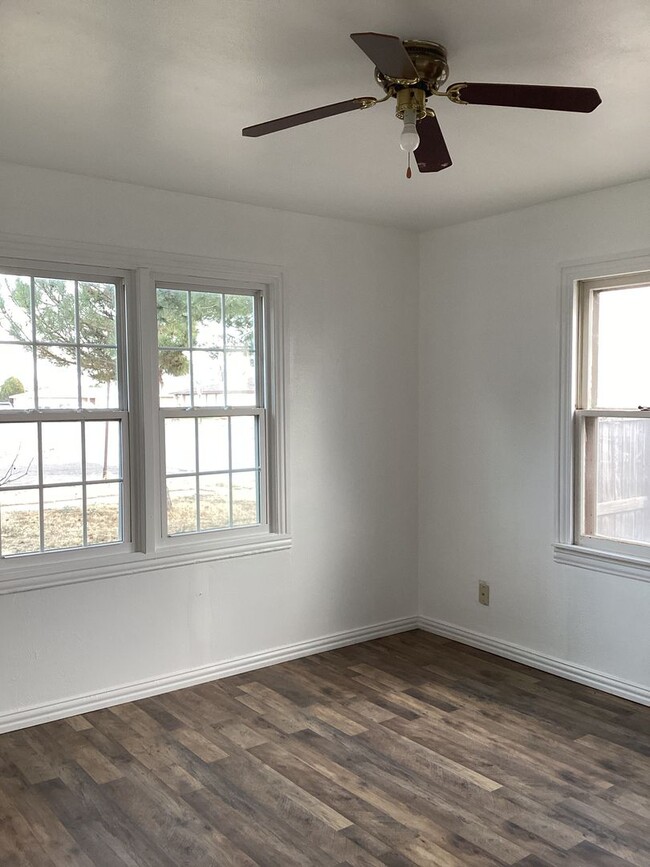 Building Photo - Newly Updated Family Home  Close to Jr. High & High School!  Pets welcome!