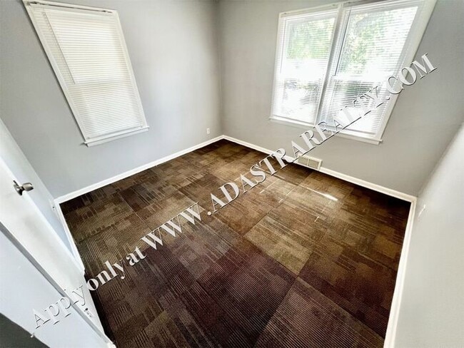 Building Photo - Beautiful 2 Bed 1 Bath Duplex in Independence-Available in FEBRUARY!!