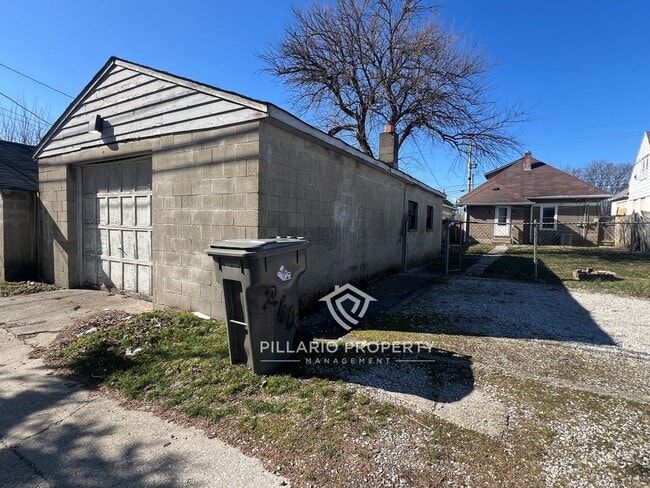 Building Photo - On Indy's Red Line, Cute Garfield Park 3 B...