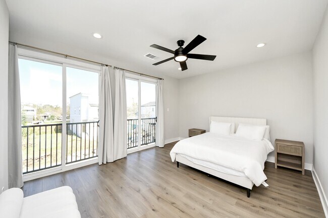 Building Photo - 410 E 41st St