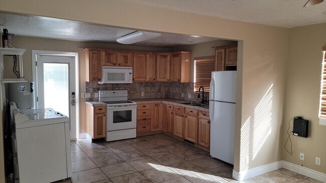 Building Photo - 407 E 400 S